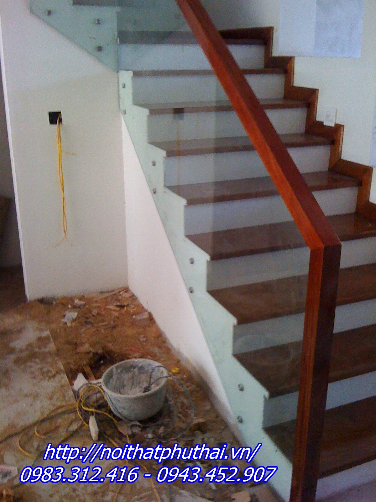 Công trình cầu thang kính, mặt bậc cầu thang tại Khu đô Thị Vân canh